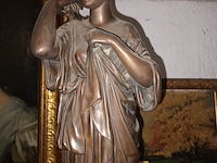 Lot 393 - bronzen beeld diana van gabii - afbeelding 2 van  4