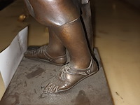 Lot 393 - bronzen beeld diana van gabii - afbeelding 3 van  4