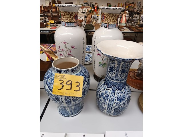 Lot 393 - vazen delft. 2 stuks - afbeelding 1 van  5