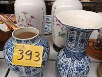 Lot 393 - vazen delft. 2 stuks - afbeelding 1 van  5