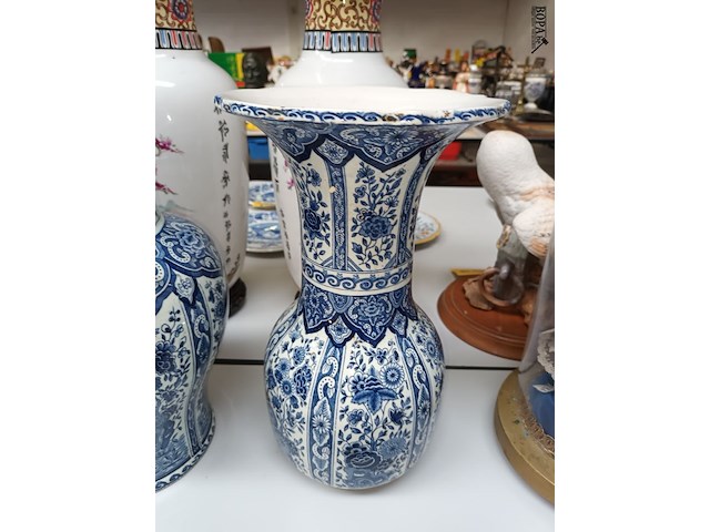Lot 393 - vazen delft. 2 stuks - afbeelding 2 van  5