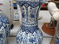 Lot 393 - vazen delft. 2 stuks - afbeelding 2 van  5