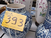 Lot 393 - vazen delft. 2 stuks - afbeelding 3 van  5