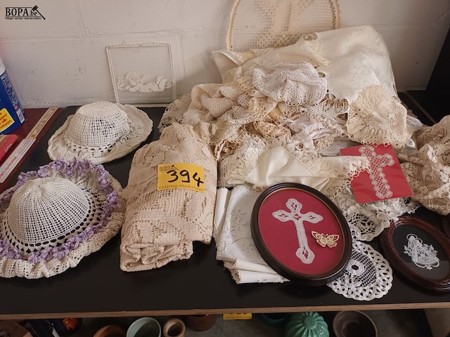 Lot 394 - kantklossen - afbeelding 1 van  4