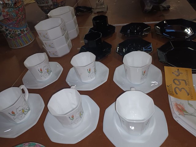 Lot 394 - servies arcopal octime. 32 stuks - afbeelding 2 van  4