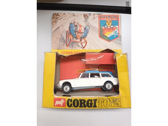 Lot 395 - corgi toys citroën safari - afbeelding 2 van  3