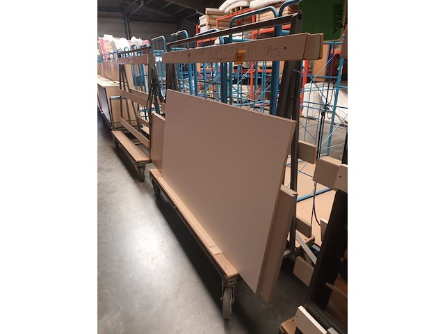 Lot 395 - glasbok met inhoud - afbeelding 1 van  2