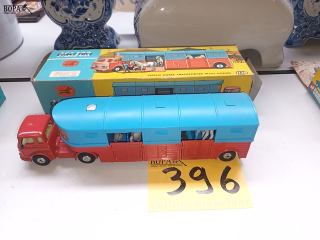 Lot 396 - corgi toys horse transporter - afbeelding 1 van  3