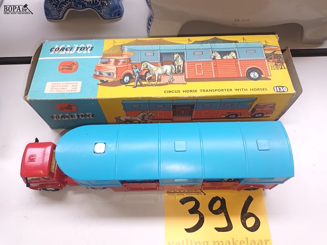 Lot 396 - corgi toys horse transporter - afbeelding 2 van  3