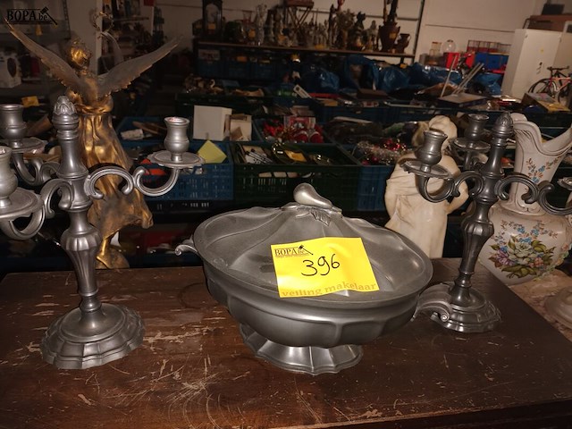 Lot 396 - tinnen terrine en kandelaars - afbeelding 1 van  5