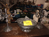 Lot 396 - tinnen terrine en kandelaars - afbeelding 1 van  5