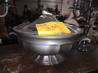 Lot 396 - tinnen terrine en kandelaars - afbeelding 2 van  5