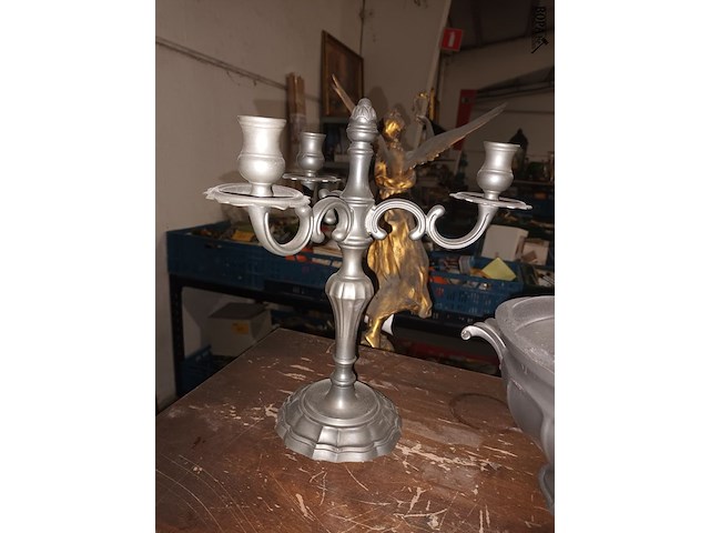 Lot 396 - tinnen terrine en kandelaars - afbeelding 3 van  5