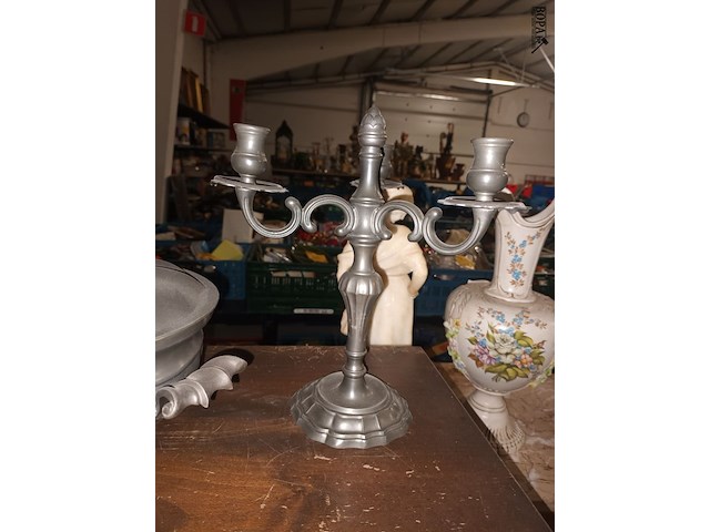 Lot 396 - tinnen terrine en kandelaars - afbeelding 4 van  5