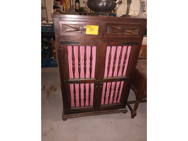 Lot 397 - antieke houten keukenkast - afbeelding 1 van  4