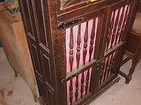 Lot 397 - antieke houten keukenkast - afbeelding 2 van  4
