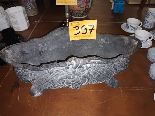 Lot 397 - gietijzeren bloempot - afbeelding 1 van  3