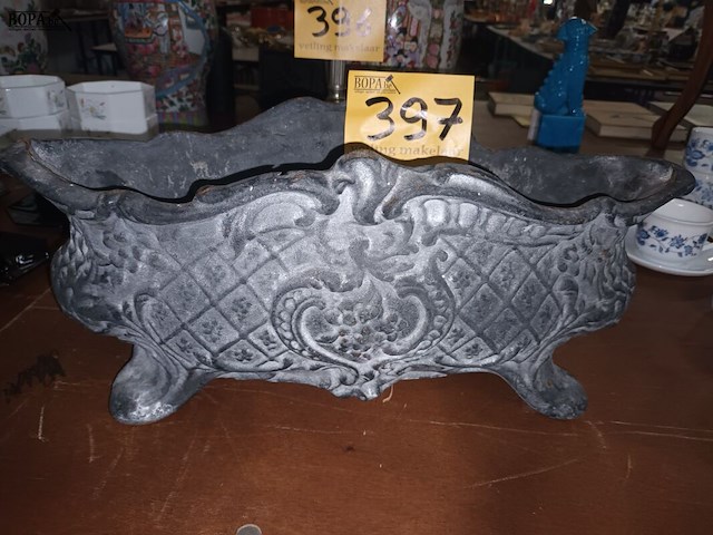 Lot 397 - gietijzeren bloempot - afbeelding 2 van  3
