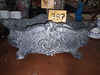 Lot 397 - gietijzeren bloempot - afbeelding 2 van  3