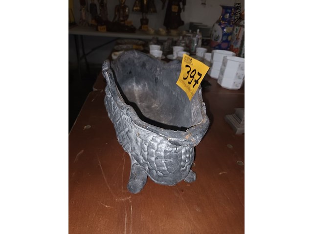 Lot 397 - gietijzeren bloempot - afbeelding 3 van  3