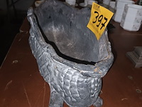 Lot 397 - gietijzeren bloempot - afbeelding 3 van  3