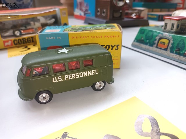 Lot 398 - corgi toys personnel carrier - afbeelding 3 van  4