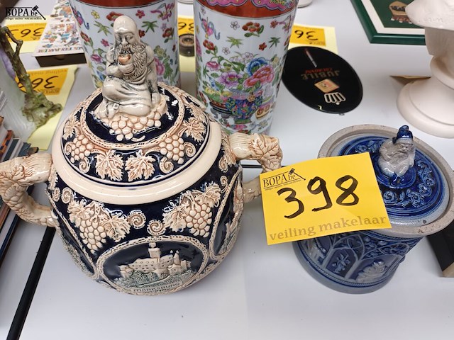 Lot 398 - dekselpotten kabouter. 2 stuks - afbeelding 1 van  6
