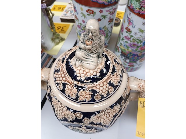 Lot 398 - dekselpotten kabouter. 2 stuks - afbeelding 4 van  6