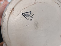 Lot 398 - dekselpotten kabouter. 2 stuks - afbeelding 6 van  6