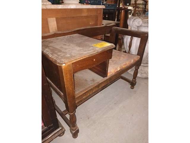 Lot 398 - houten telefoonbankje - afbeelding 2 van  3