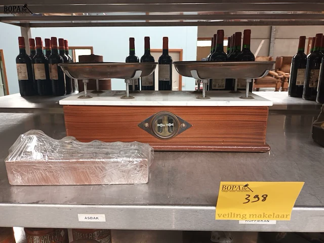 Lot 398 - weegschaal en blok met gewichten - afbeelding 1 van  5