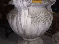 Lot 399 - betonnen tuinvaas - afbeelding 1 van  3