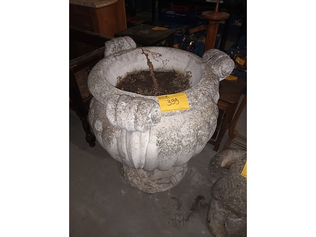 Lot 399 - betonnen tuinvaas - afbeelding 2 van  3