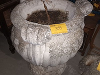 Lot 399 - betonnen tuinvaas - afbeelding 2 van  3