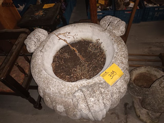 Lot 399 - betonnen tuinvaas - afbeelding 3 van  3