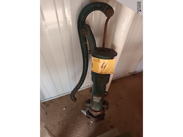 Lot 4 - antieke waterpomp - afbeelding 1 van  3