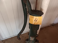Lot 4 - antieke waterpomp