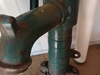 Lot 4 - antieke waterpomp - afbeelding 2 van  3