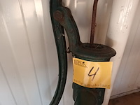 Lot 4 - antieke waterpomp - afbeelding 3 van  3