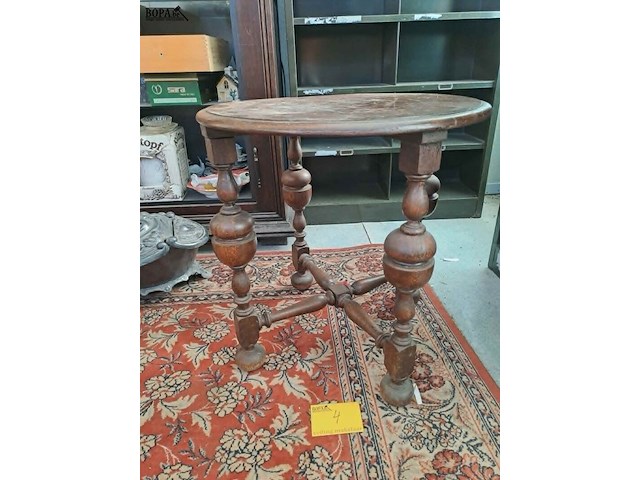 Lot 4 - antieken ronde bijzettafel met gedraaide poten - afbeelding 1 van  3
