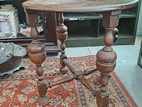 Lot 4 - antieken ronde bijzettafel met gedraaide poten