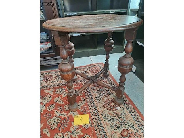 Lot 4 - antieken ronde bijzettafel met gedraaide poten - afbeelding 2 van  3