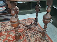 Lot 4 - antieken ronde bijzettafel met gedraaide poten - afbeelding 2 van  3
