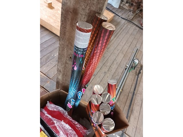 Lot 4 - dienbladen en confetti poppers - afbeelding 3 van  5