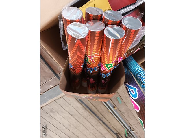 Lot 4 - dienbladen en confetti poppers - afbeelding 5 van  5