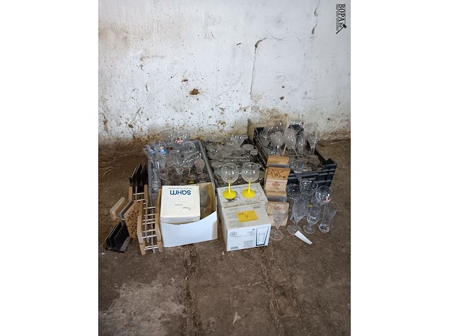 Lot 4 - diverse glazen en duvel kaarthouders - afbeelding 1 van  2