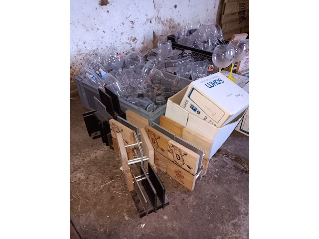 Lot 4 - diverse glazen en duvel kaarthouders - afbeelding 2 van  2