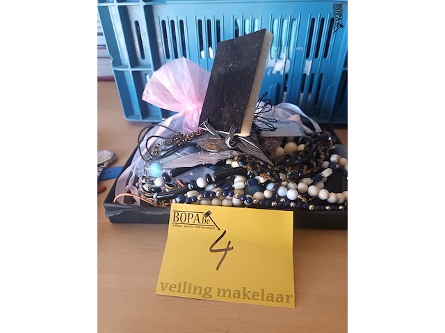 Lot 4 - doos met fantasie juwelen - afbeelding 1 van  3