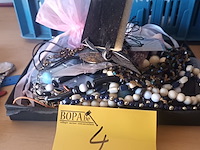 Lot 4 - doos met fantasie juwelen