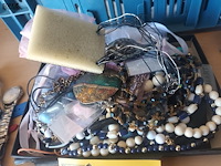Lot 4 - doos met fantasie juwelen - afbeelding 2 van  3